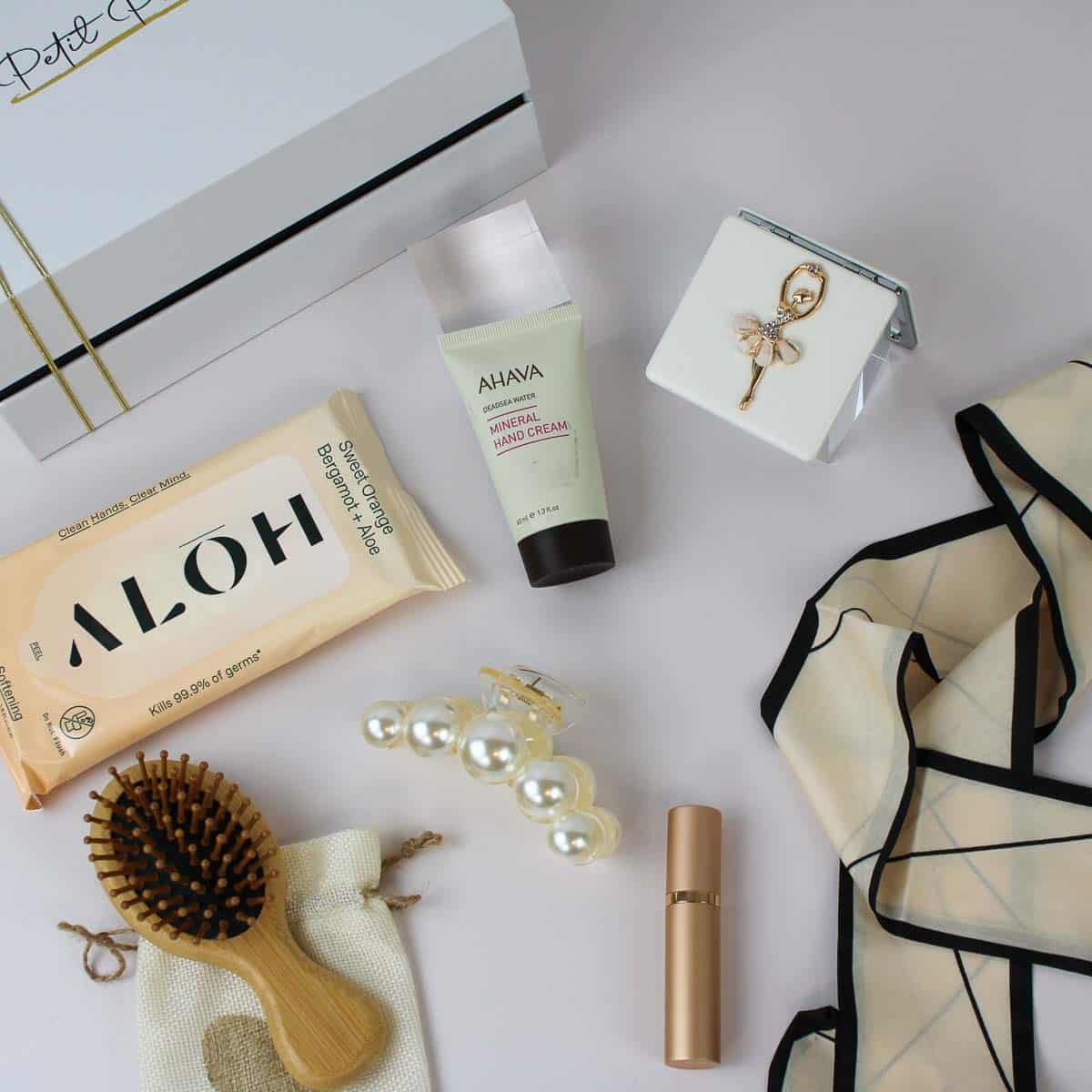 Timeless Elegance - Handbag Essentials Gift Box for Her 3 Timeless Elegance - Handbag Essentials Gift Box for Her - Image 3